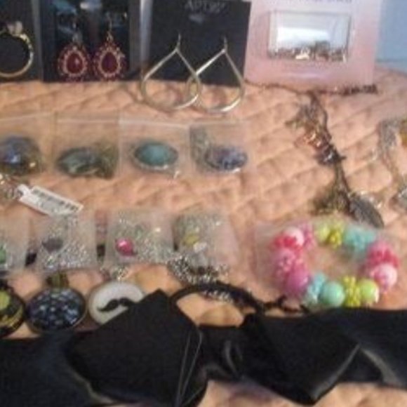 15 Jewelry plus 5? This & that 20 items you will receive A GREAT BUNDLE DEAL - Picture 6 of 16